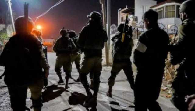 مداهمات واشتباكات مسلحة خلال حملة اعتقالات بالضفة الغربية