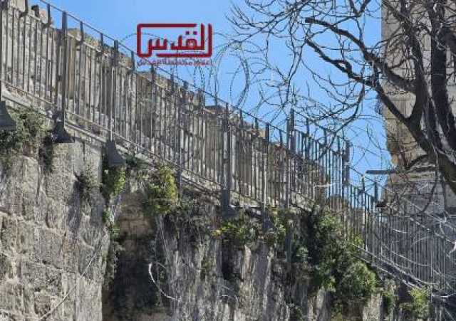 العدو الصهيوني يضع أسلاكا شائكة على السور المحاذي للمسجد الأقصى