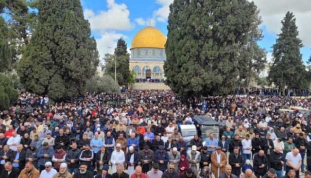 نحو 80 ألف مصل يؤدون صلاة الجمعة الأولى من رمضان في رحاب المسجد الأقصى