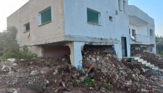 قوات العدو تهدم منزل عائلة أسير فلسطيني في جنين