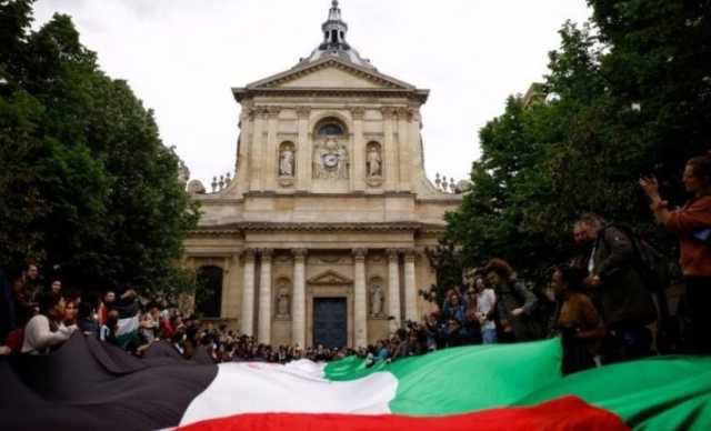 محتجون على حرب غزة ينصبون خياماً بجامعة السوربون في باريس