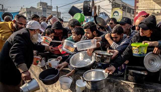 بعد 6 أشهر من الحصار والمجازر وحرب التجويع.. شمالي قطاع غزة ينتزع حقّه في الغذاء (فيديو)