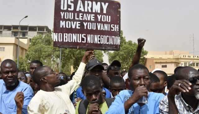 مطالبين برحيل القوات الأميركية.. النيجريون يتظاهرون في أغاديز شمالي البلاد