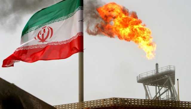 إيران تعتمد خطة لزيادة إنتاج النفط إلى أربعة ملايين برميل يومياً