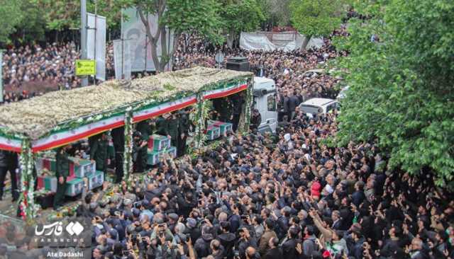 شاهد بالصور.. تشييع مهيب لجثمان الرئيس الإيراني ورفاقه في مدينة تبريز