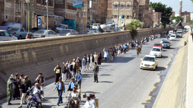 مسير لخريجي الدفعة الرابعة من دورات طوفان الأقصى في مديرية صنعاء القديمة