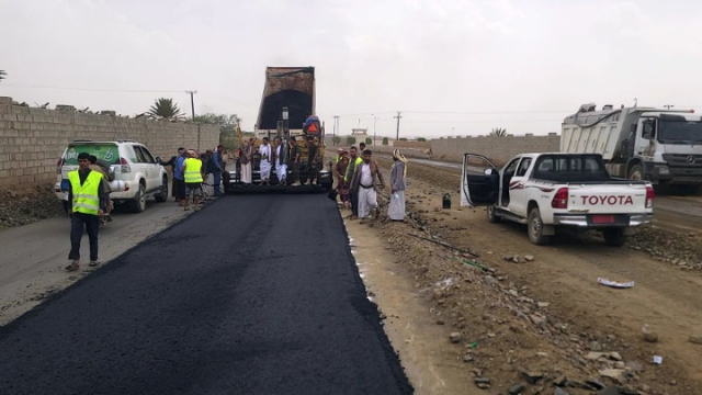 المحافظ عوض يتفقد سير العمل في شق وسفلتة شارع الشهيد أبو صالح الدحوة بمدينة صعدة