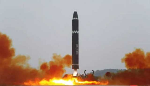 كوريا الشمالية تختبر صاروخ باليستي برأس حربي يزن 4.5 طن