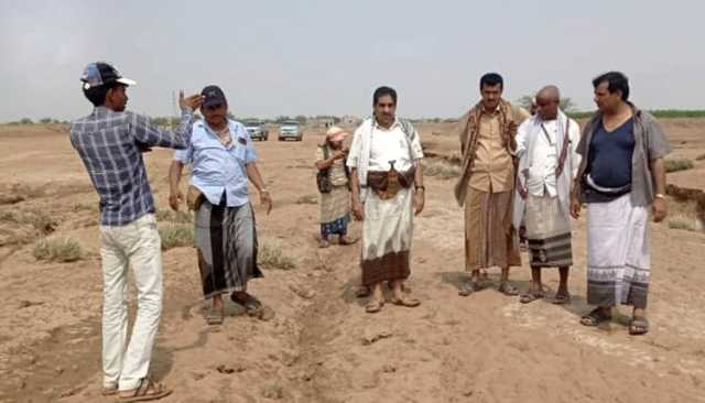 الوكيل البشري يتفقد الأعمال الميدانية لمواجهة أضرار السيول في مديرية المغلاف بالحديدة