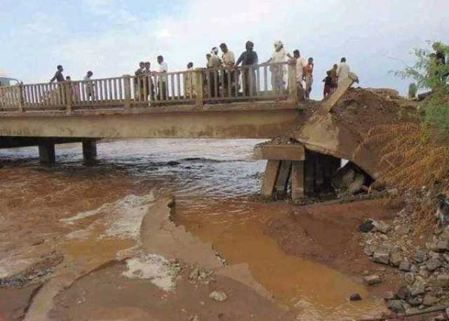 فقدان 6 أشخاص وتدمير أقدم جسور بيت الفقيه في الحديدة