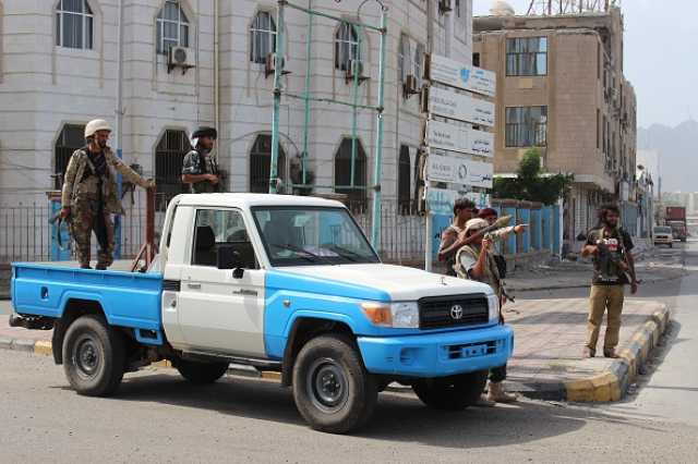 حاميها حراميها.. رجال الأمن يسرقون المواطنين في مدينة عدن المحتلة