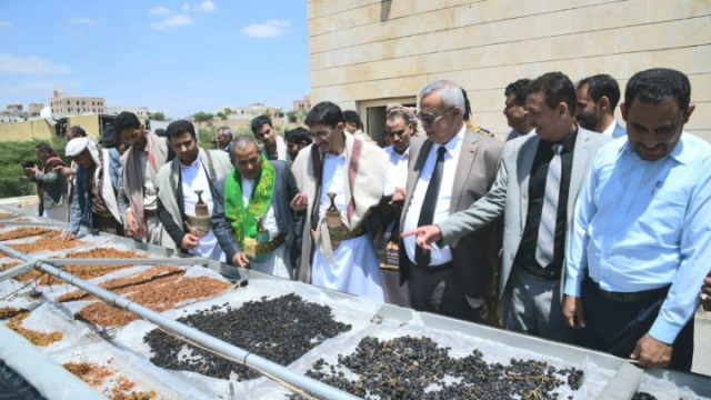 عضو السياسي الأعلى بن حبتور يدشن بالهيئة العليا للعلوم مشروع إنتاج المجففات المصنعة محلياً