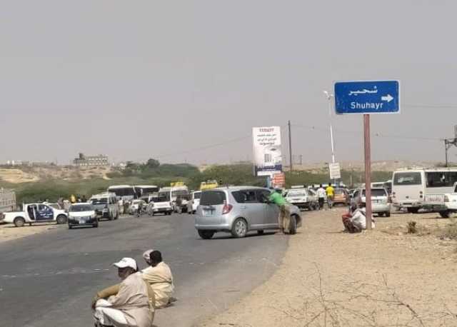 صيادون في حضرموت يقطعون طريقا دوليا احتجاجا على القوات الإماراتية