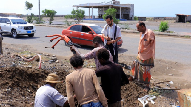 تفقد سير أعمال إعادة التيار الكهربائي إلى مدينة منظر في الحديدة