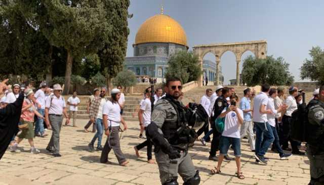 بحماية مشددة من شرطة العدو.. مئات المستوطنين الصهاينة يقتحمون المسجد الأقصى المبارك