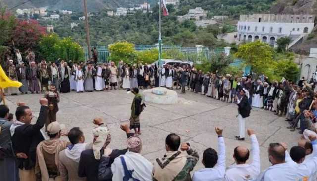 وقفة شعبية في مذيخرة بإب تنديداً بجرائم الصهاينة في لبنان وغزة