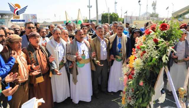 بمناسبة الذكرى السنوية للشهيد .. قيادة وكوادر رئاسة مجلس الوزراء يضعون أكليل الورود على ضريح الرئيس الشهيد صالح الصماد