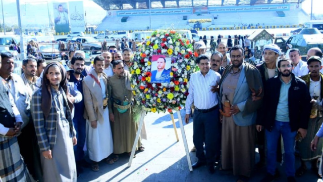 قيادة وموظفو جمارك ورقابة صنعاء يزورون ضريح الشهيد الصماد ورفاقه في ميدان السبعين