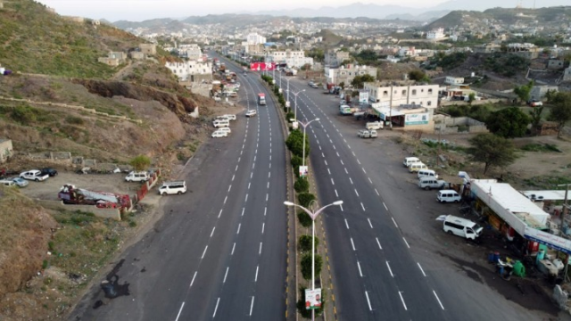 فريق وزارة الإدارة والتنمية المحلية يطلع على سير تنفيذ المشاريع في محافظة تعز.