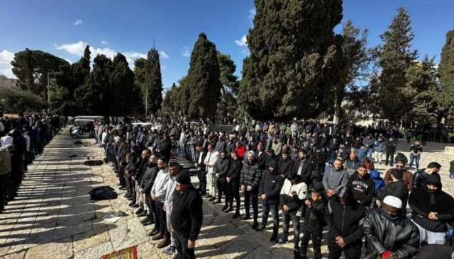 نحو 40 ألف فلسطيني يؤدون صلاة الجمعة بالمسجد الأقصى