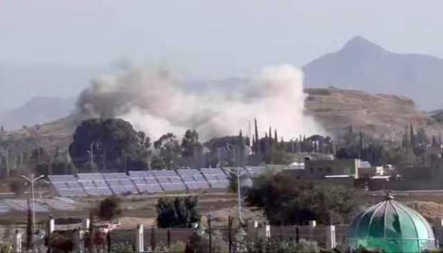 شاهد بالفيديو.. مشاهد توثق لحظة استهداف طيران العدوان الصهيوأمريكي محيط ميدان السبعين وكيف كانت ردة فعل الجماهير المحتشدة