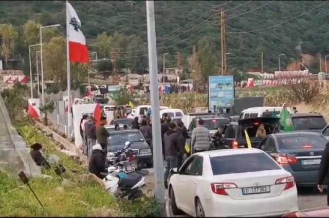 رافعين رايات المقاومة وصور الشهداء.. أبناء جنوب لبنان يتحدون قوات العدو ويدخلون إلى بلداتهم