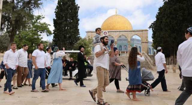 عشرات المستوطنين يقتحمون المسجد الأقصى بحماية شرطة العدو الصهيوني