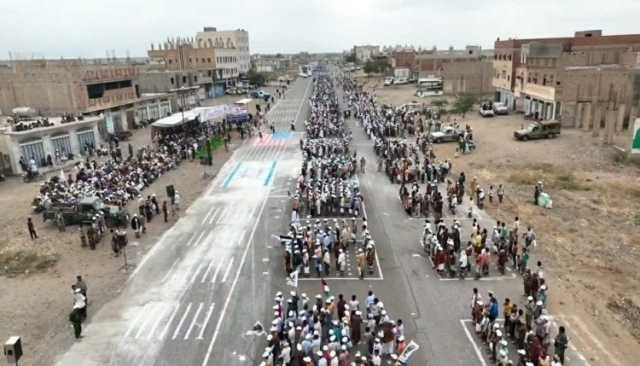 الحديدة.. عرض عسكري مهيب لثمانية آلاف مقاتل من خريجي “طوفان الأقصى” في الجراحي