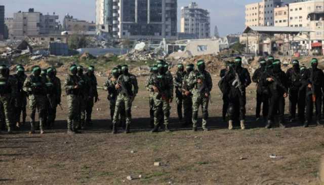 بالصور: المقاومة الفلسطينية تنظم استعراضاً عسكرياً ضخماً في ميناء غزة وتسلم 2 من اسرى العدو