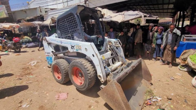 تنفيذ حملة لإزالة ورفع العشوائيات في مديرية بني مطر بمحافظة صنعاء