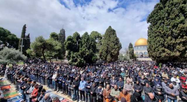 نحو 80 ألف فلسطيني يؤدون الجمعة الثالثة في المسجد الأقصى المبارك