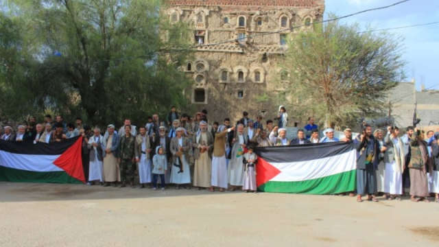 وقفة بمديرية الثورة تأييدا لقرارات السيد القائد وتنديدا بالجرائم ضد المدنيين بسوريا