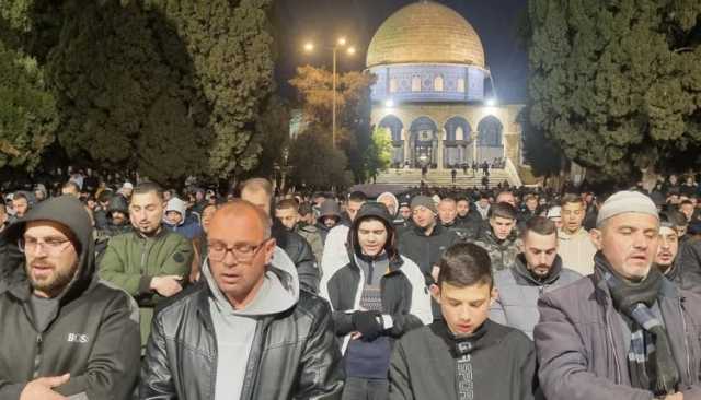 عشرات الآلاف يحيون أولى ليالي رمضان في المسجد الأقصى رغم التضييق الصهيوني