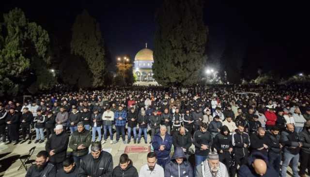 عشرات الآلاف يؤدون صلاتي العشاء والتراويح في المسجد الأقصى