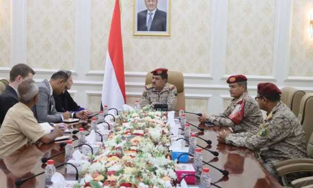 وزير الدفاع اليمني يحذر من خطورة تخادم الحوثي مع القاعدة على الأمن بالمناطق المحررة