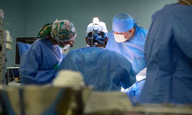 فريق طبي سعودي يُنقذ حياة يمنية ستينية من “نزيف دماغي حاد”