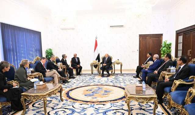 وفد أوروبي في معاشيق يستعرضون الوساطة العمانية مع الرئيس اليمني