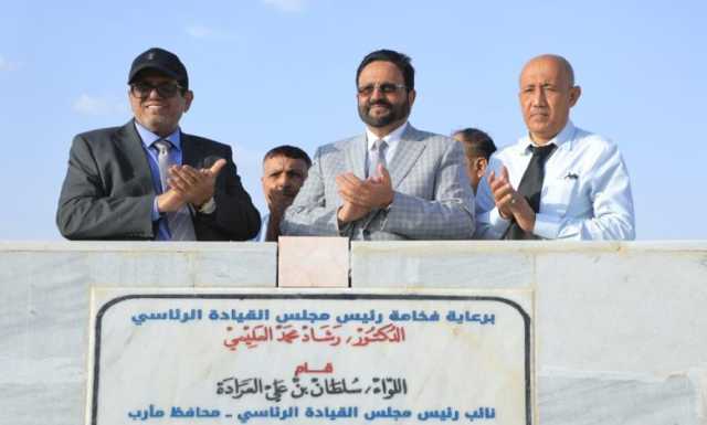 عضو الرئاسي اليمني سلطان العرادة يضع حجر الأساس لاستكمال مشروع مطار مأرب