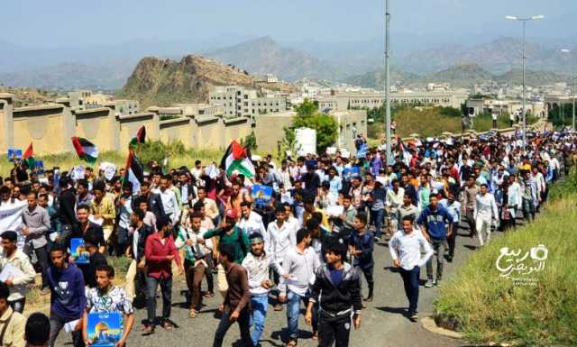 طلاب جامعة تعز يخرجون في مظاهرة حاشدة تضامنا مع قطاع غزة