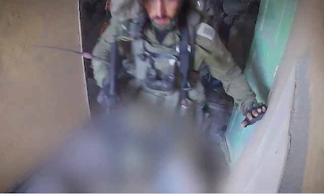 “كتائب القسام” تنشر مشاهد لتفخيخ فتحة نفق قبل تفجيرها بجنود الاحتلال (فيديو)