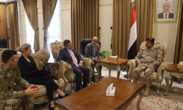 وزير الدفاع اليمني يصف هجمات الحوثيين البحرية ب”الحماقات” خلال لقاء سفيري أمريكا وبريطانيا