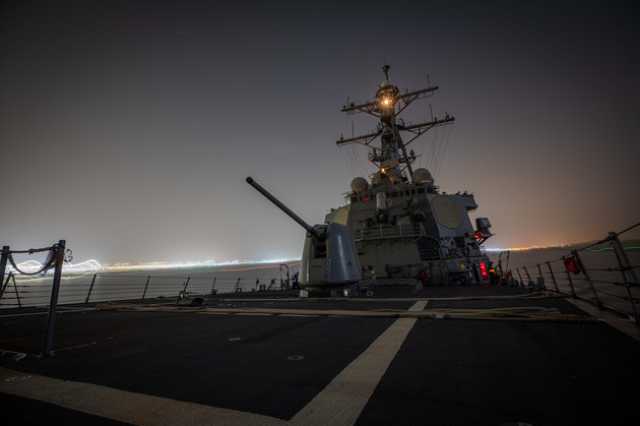 (شبكة أمريكية).. واشنطن تدرس تعزيز حماية السفن من هجمات الحوثيين في البحر الأحمر
