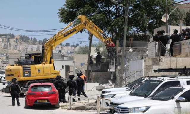 قوات الاحتلال تلصق أمرا بهدم بناية يسكنها خطيب الأقصى في القدس