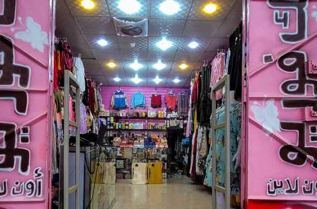 ابتهال الحساني… شابة يمنية تتفوق في تجارة الملبوسات وأدوات التجميل (تقرير خاص)