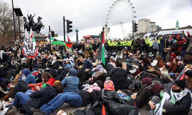 متظاهرون مؤيدون للفلسطينيين يغلقون جسرا أمام البرلمان البريطاني