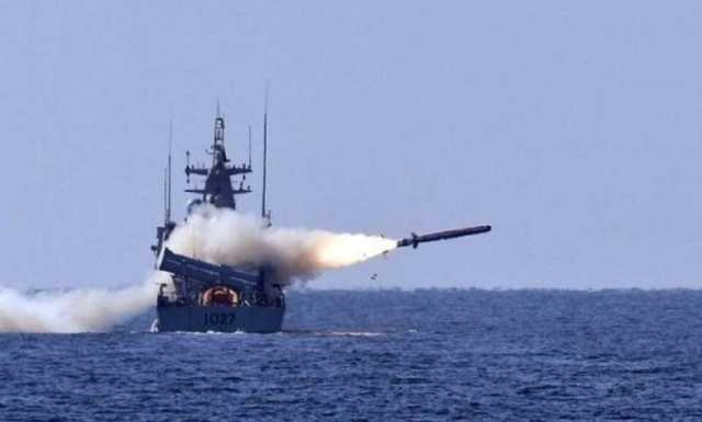 القوات الأمريكية والبريطانية “تسقط” وابلاً من صواريخ الحوثيين في البحر الأحمر
