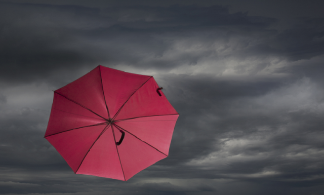 مخترع يطور مظلة طائرة تتبعك أثناء المطر!
