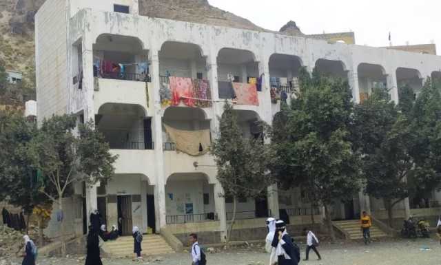 نصفها مأوى للنازحين.. طلاب مدرسة في تعز اليمنية يعانون ازدحاماً في الفصول الدراسية (تقرير خاص)