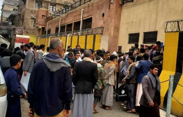 مواطنون يشكون رفض الحوثيين تغيير العملة التالفة فئة 100 ريال