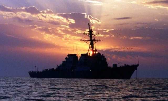 الجيش الأمريكي: الحوثي أطلقت ستة صواريخ ومسيرات باتجاه سفينة في البحر الأحمر
